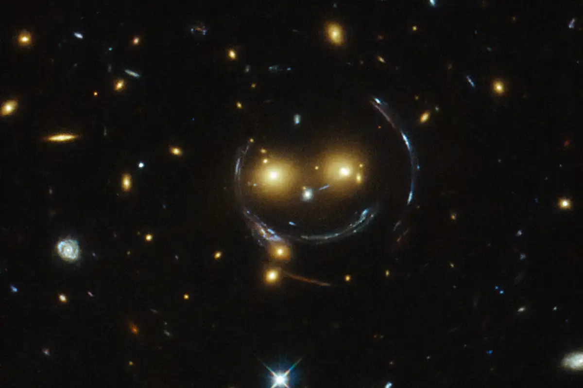 Hubble teleskobu gülümseyen galaksi kümesini görüntüledi