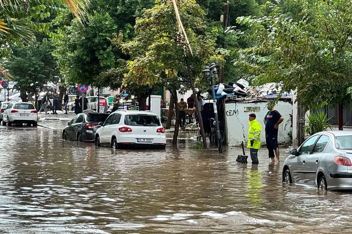 Mersin'de şiddetli sağanak: Cadde ve sokaklar göle döndü