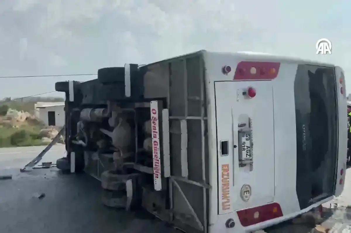 Antalya Aksu'da Midibüs Devrildi: 5 Yaralı