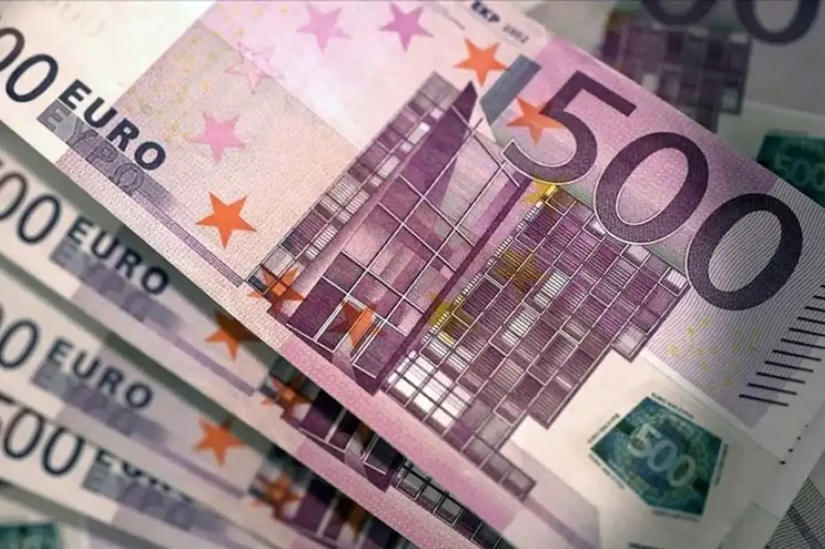 Avrupa'daki Belirsizlikler Euroyu Değer Kaybına Uğrattı
