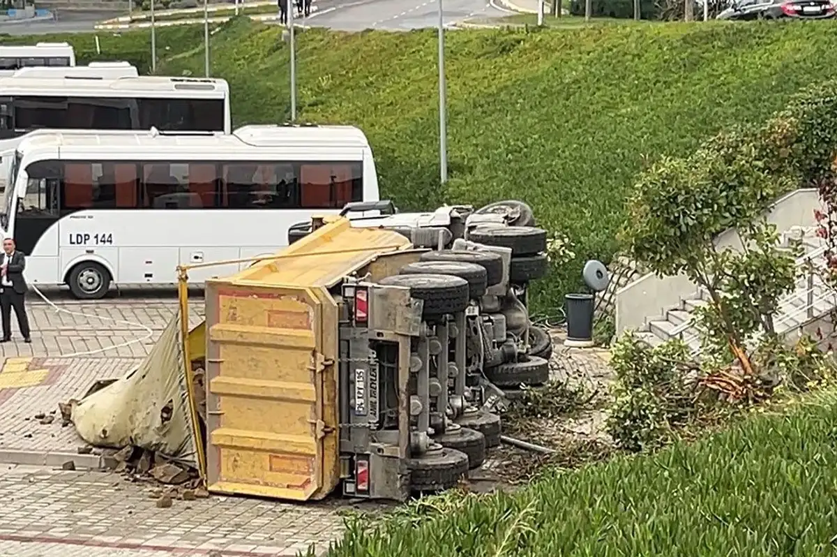 İSKİ Genel Müdürlüğü Bahçesinde Kamyon Kazası: 2 Yaralı