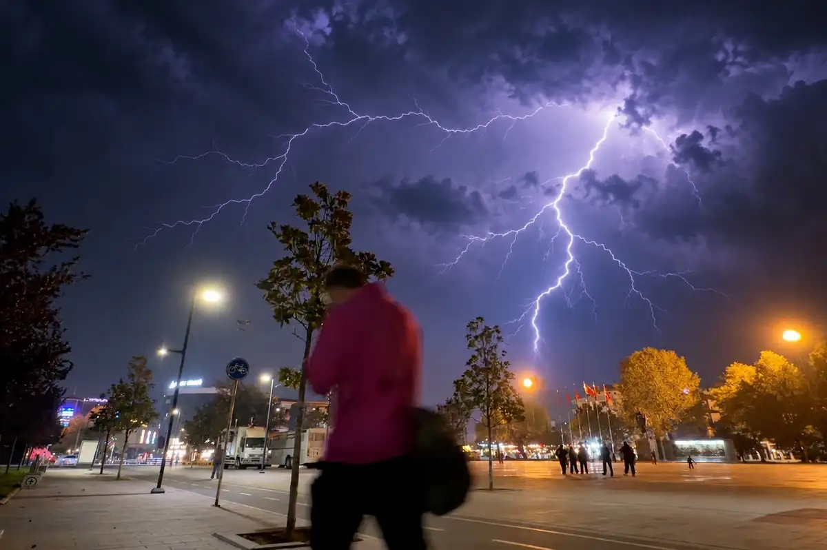 İstanbul'da sıcaklık 10 derece düşecek, yağışlar geliyor
