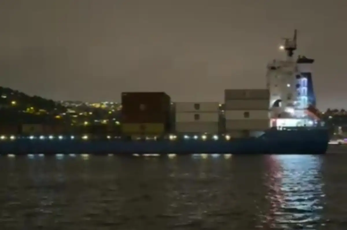 İstanbul Boğazı'nda gemi arızası. Sürüklenerek ters döndü