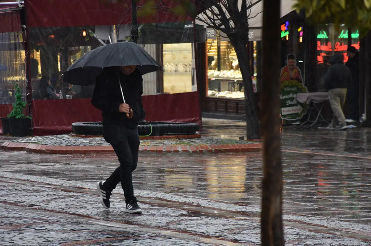 İstanbul'da fırtına ve sağanak: Anadolu yakası için saatli uyarı