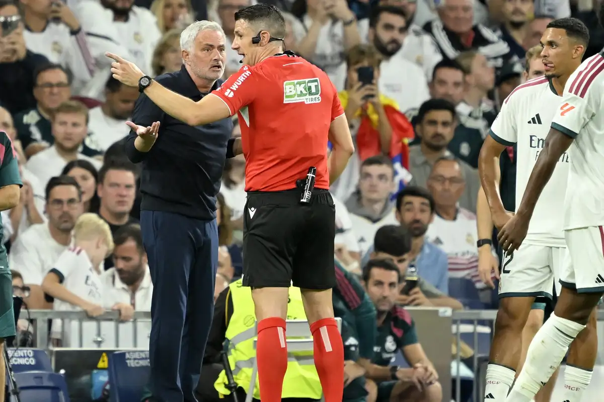 Mourinho hakemlere gönderme yaptı: 'Burnuma pis kokular geliyor'