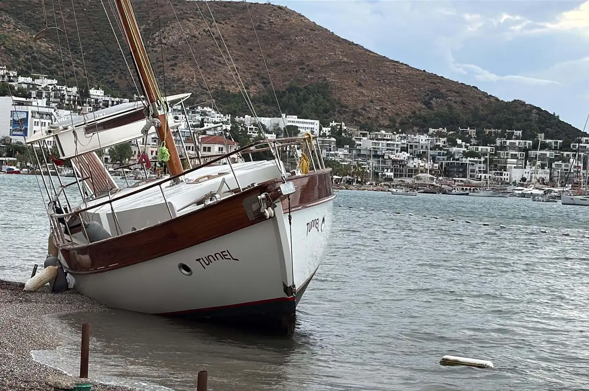 Bodrum'da 2,5 Milyon TL'lik Yelkenli Tekne Fırtınada Karaya Oturdu