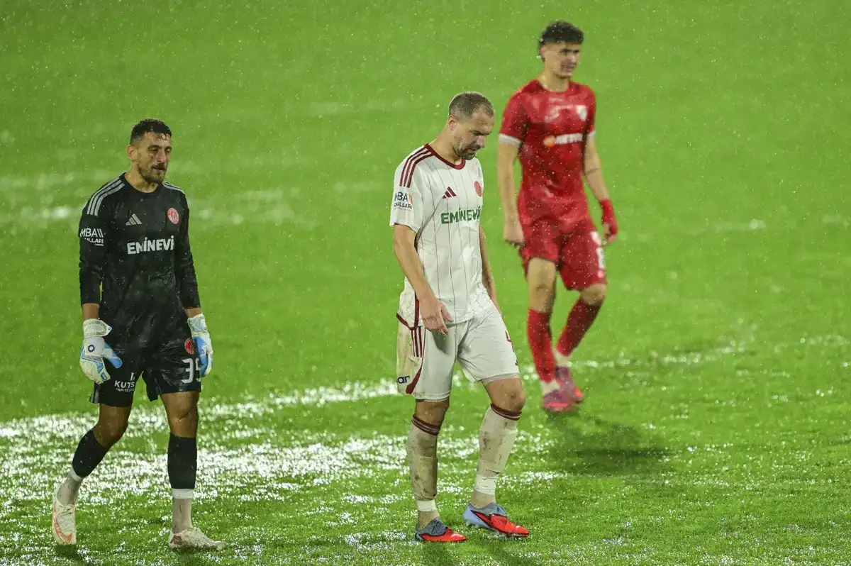 Ümraniyespor - Boluspor maçı yağmur nedeniyle ertelendi