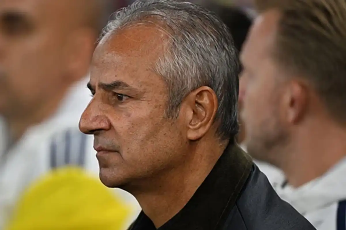 Fenerbahçeli taraftarlar Villa Park'ta İsmail Kartal'a istifa çağrısı