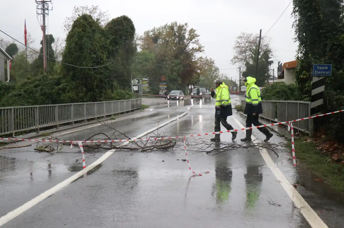 Sağanak yağış köprüyü vurdu: Çökme tehlikesi nedeniyle trafiğe kapatıldı