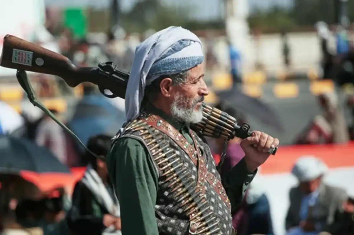 Husiler Aden'deki Başkanlık Sarayı'nı balistik füzelerle vurdu
