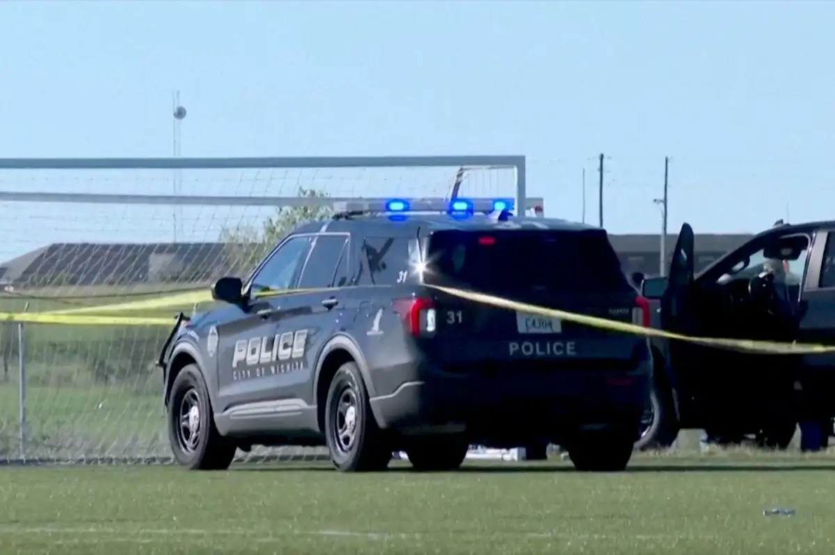 Kansas'ta araç futbol sahasına daldı: 2 kişi öldü
