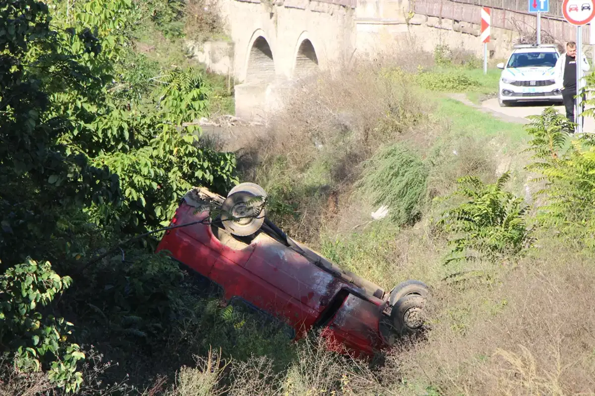 Amasya'da faciadan dönüldü: Minibüs dereye uçtu, 9 yaralı
