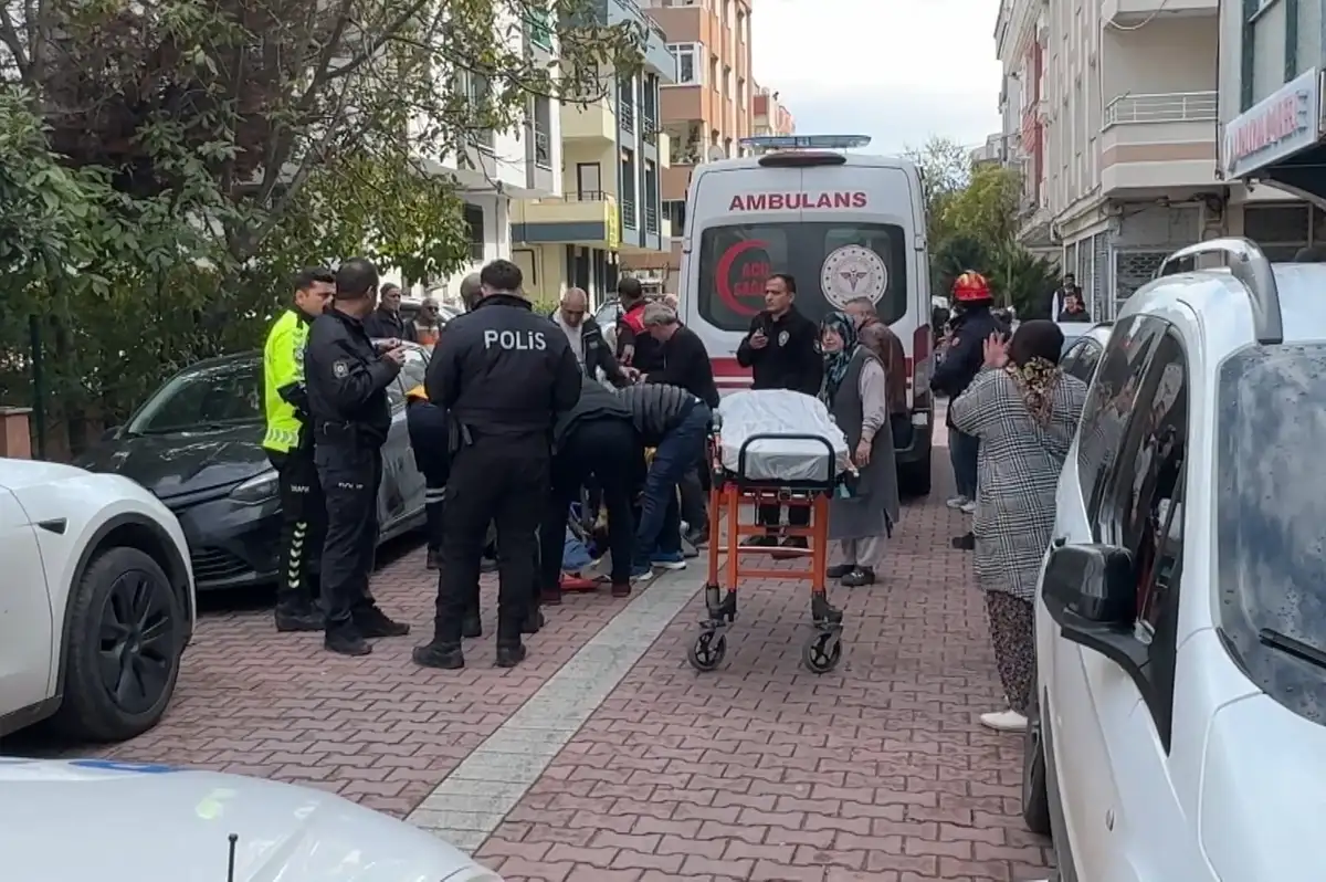 Avcılar'da yol verme tartışması: Sürücü 3 kişiye çarptı, 4 gözaltı