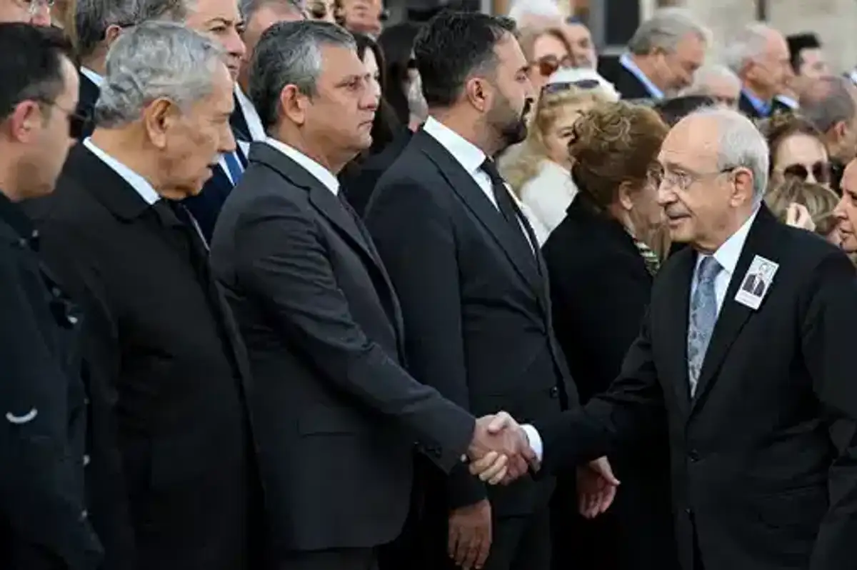 Özel ve Kılıçdaroğlu Eski Milletvekili Gülay'ın Cenazesinde Karşı Karşıya Geldi