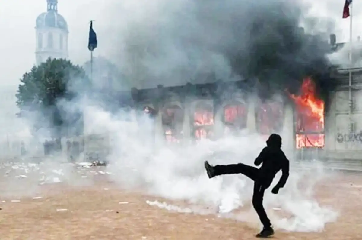 Fransa'da protestolar siyasete sıçradı: İstifa ve olağanüstü hal uyarısı