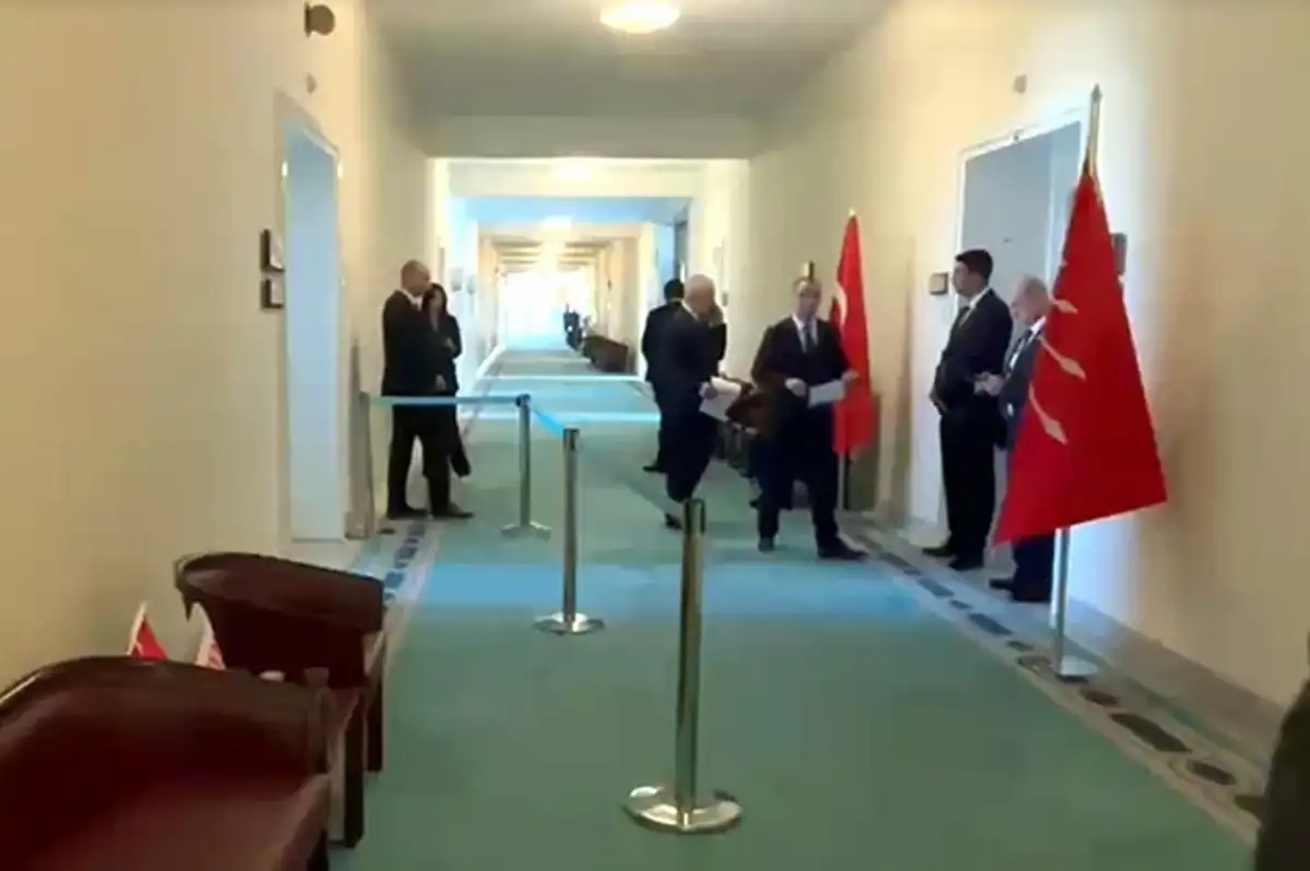 YENİ Parti'li Emir, Meclis'te Kılıçdaroğlu'nun Odasının Karşısına Şerit Çektirdi!