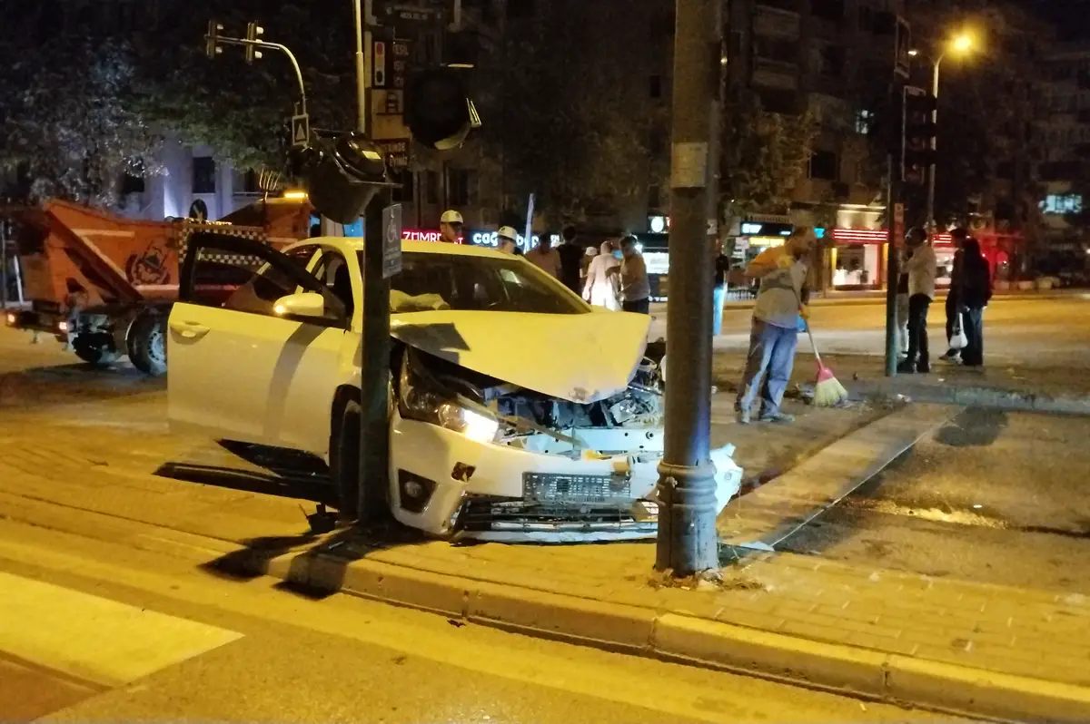 Bursa İnegöl'de iki otomobil çarpıştı, 7 kişi yaralandı