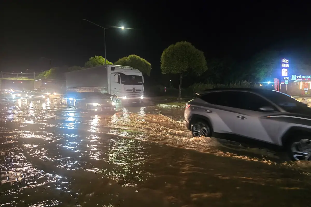 Sağanak ve fırtına 3 ili vurdu, Karadeniz'de taşkın ve kaymalar