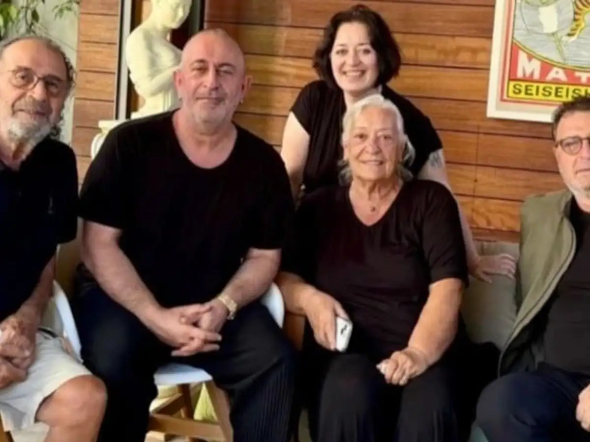 Taburcu Olan Cem Yılmaz Ailesiyle "İyiyim" Pozu Verdi