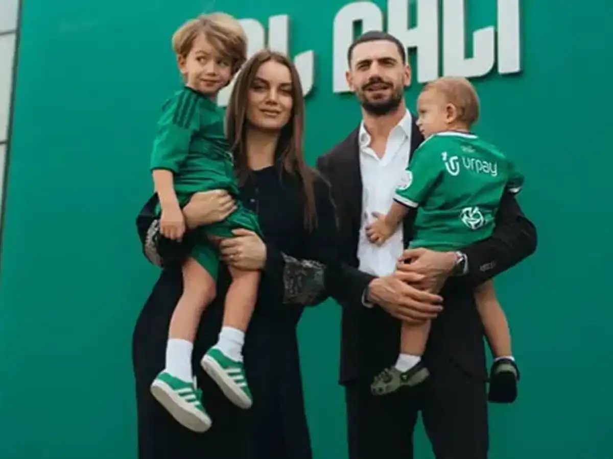 Merih Demiral'ın Eşinden 'Soyadı' Hamlesi: "Boşanıyorlar mı?"