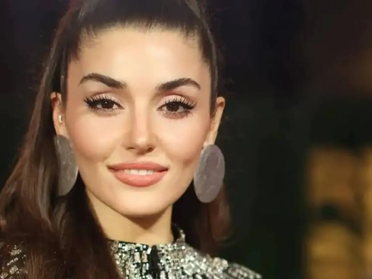 Hande Erçel’den Radikal İmaj Değişimi: Platin Sarı Saçlarıyla Sosyal Medyayı İkiye Böldü!