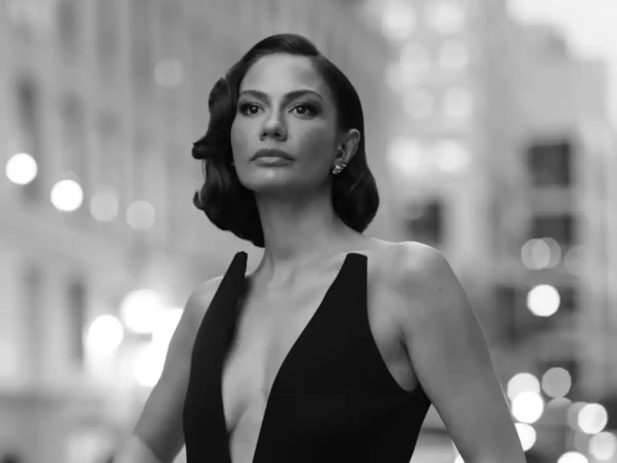 Demet Özdemir Kısa Saçlı Yeni Pozlarıyla Dikkat Çekti