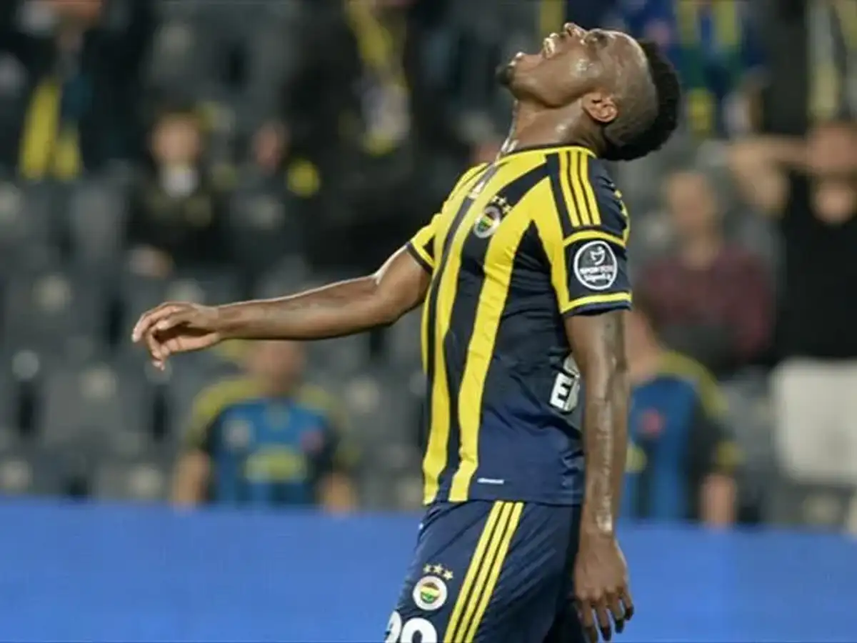 Fenerbahçe'nin Unutulmaz Golcüsü Emenike Yıllar Sonra İstanbul'da: Mahalle Kahvesinde Kivi Keyfi Yaparken Görüldü