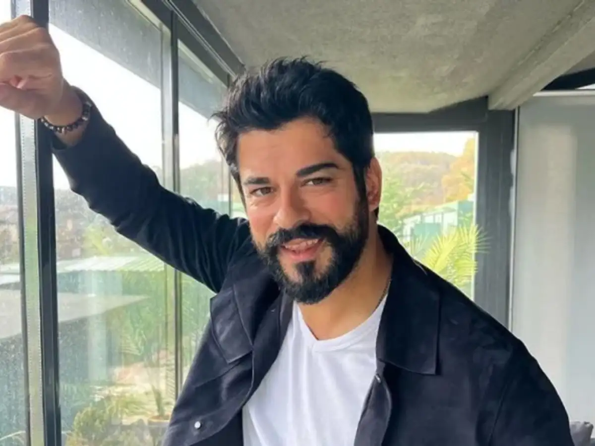 Burak Özçivit ve Fahriye Evcen Çiftinden Keyifli Aile Pozu