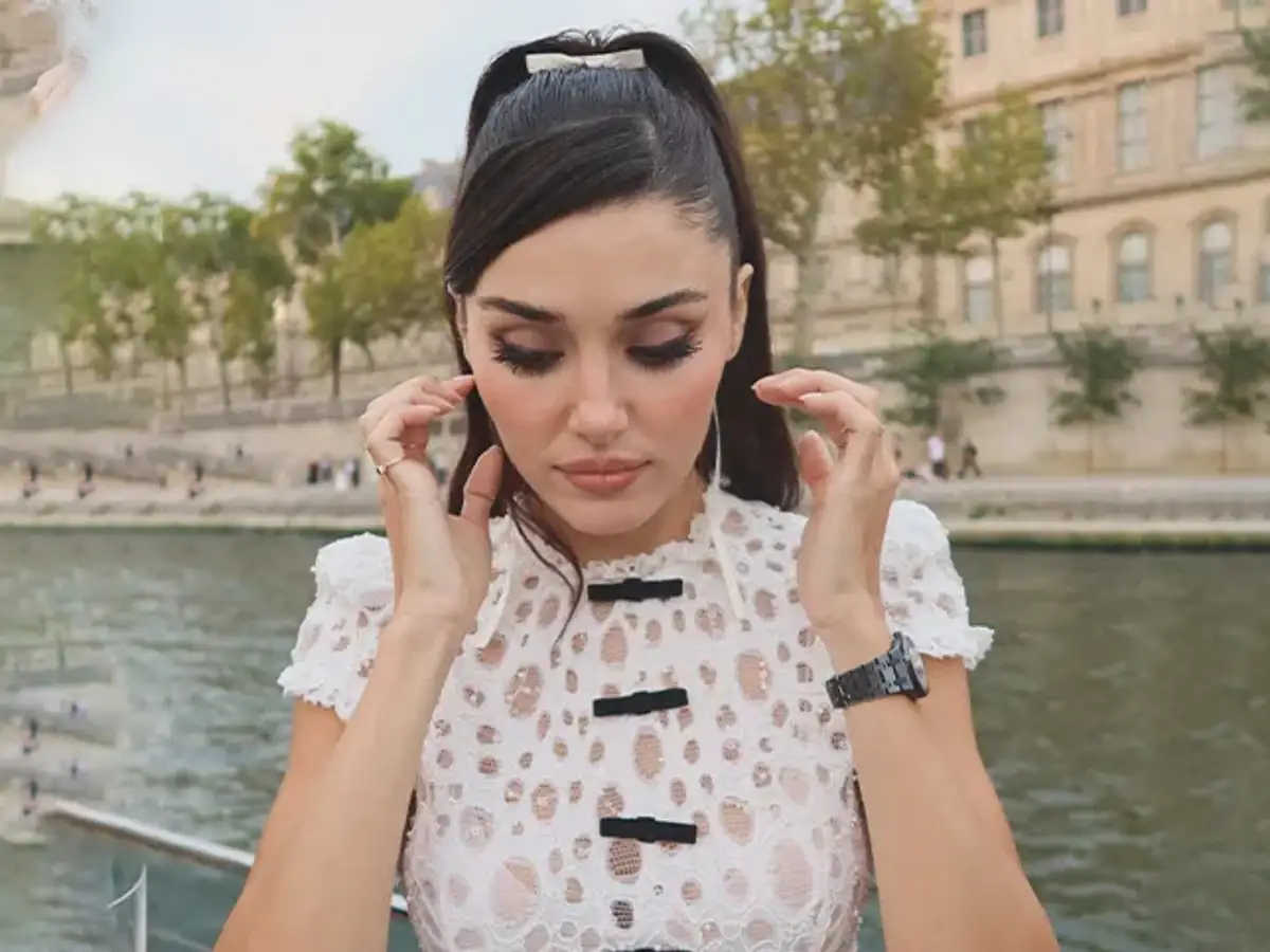 Hande Erçel Moda Başkentlerini Fethetti: Milano’dan Sonra Paris’ten Paylaşım Yaptı