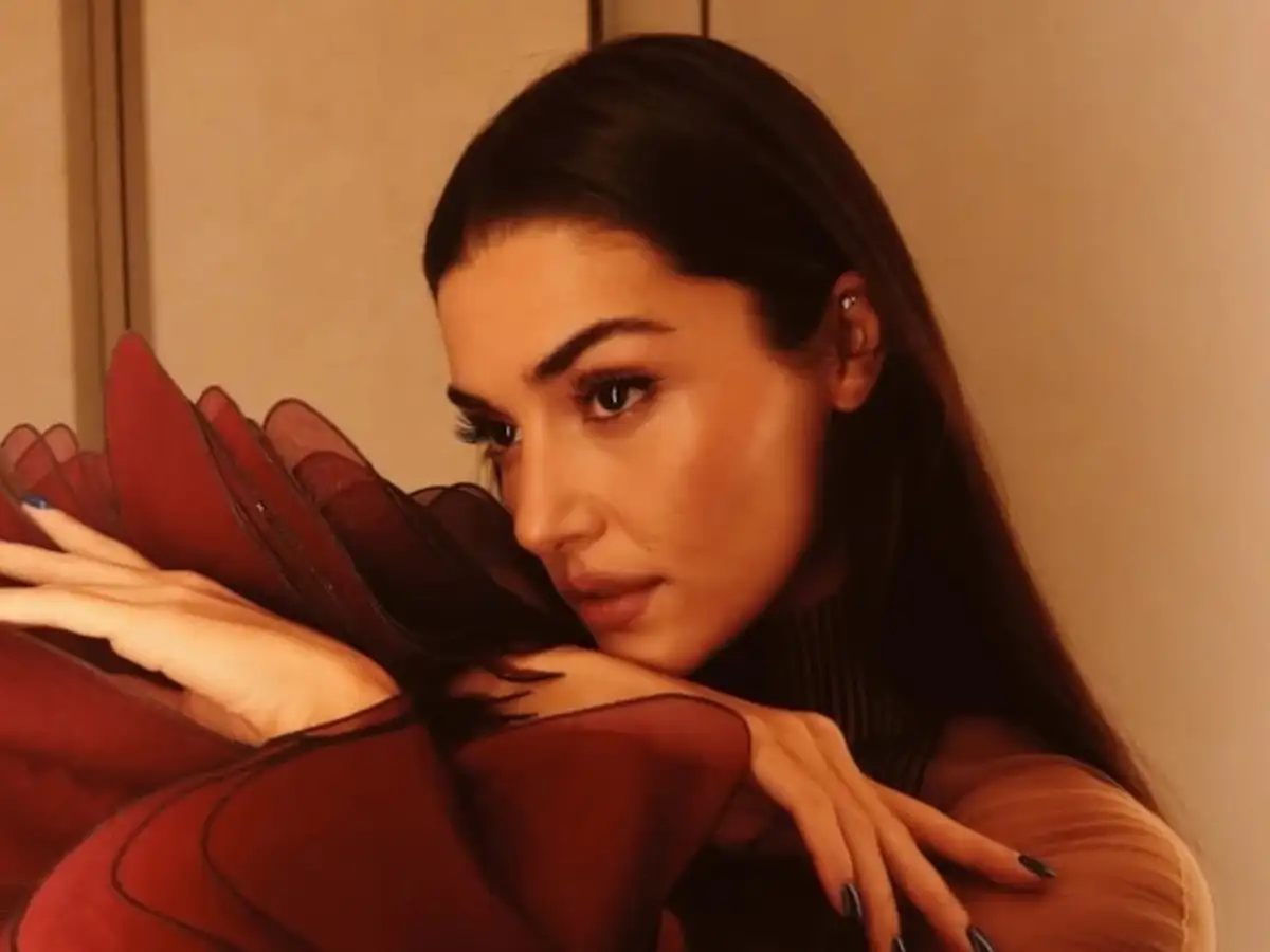 Hande Erçel Bordolara Büründü! O Pozlara Beğeni Yağdı