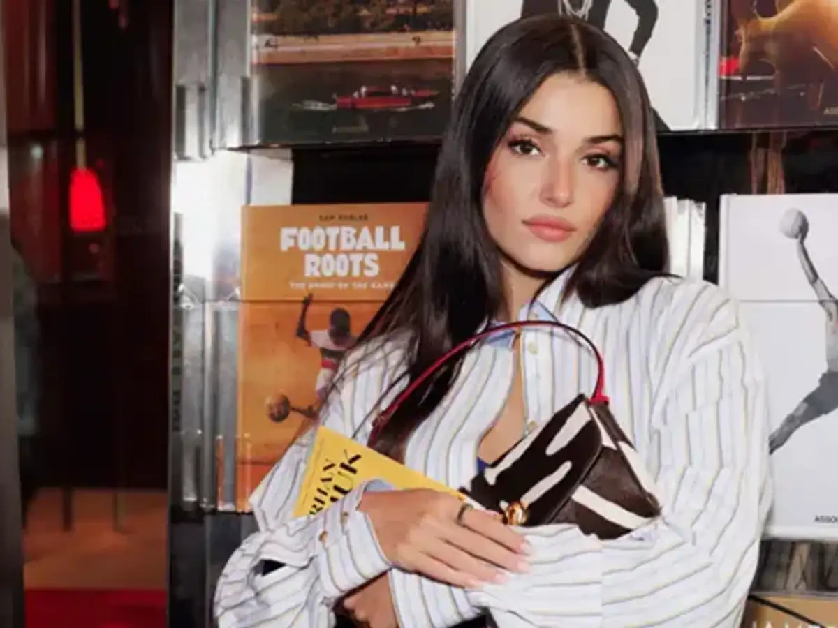 Hande Erçel Paris'te Orhan Pamuk Kitaplarıyla Görüldü
