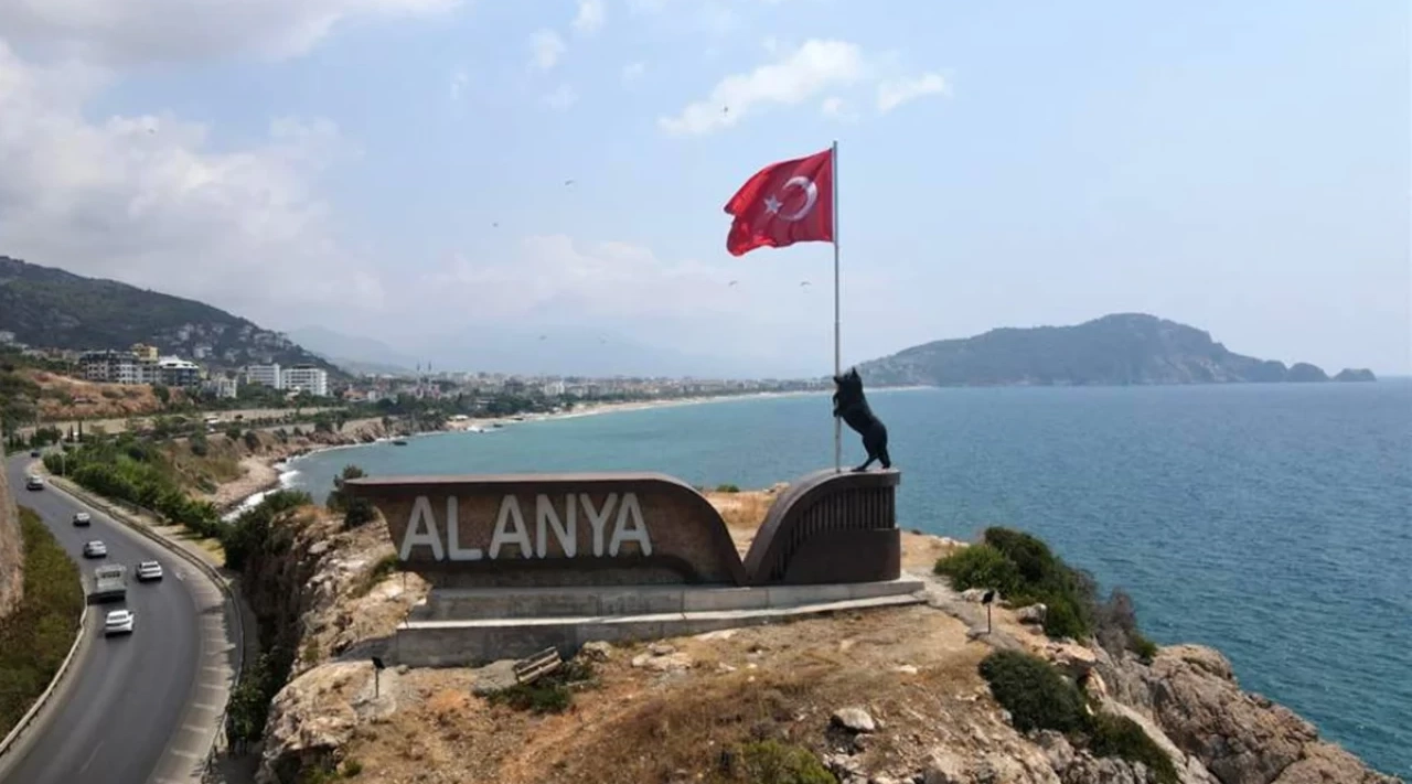 MHP'nin yaptırdığı heykeli CHP'li Alanya Belediyesi kaldırdı