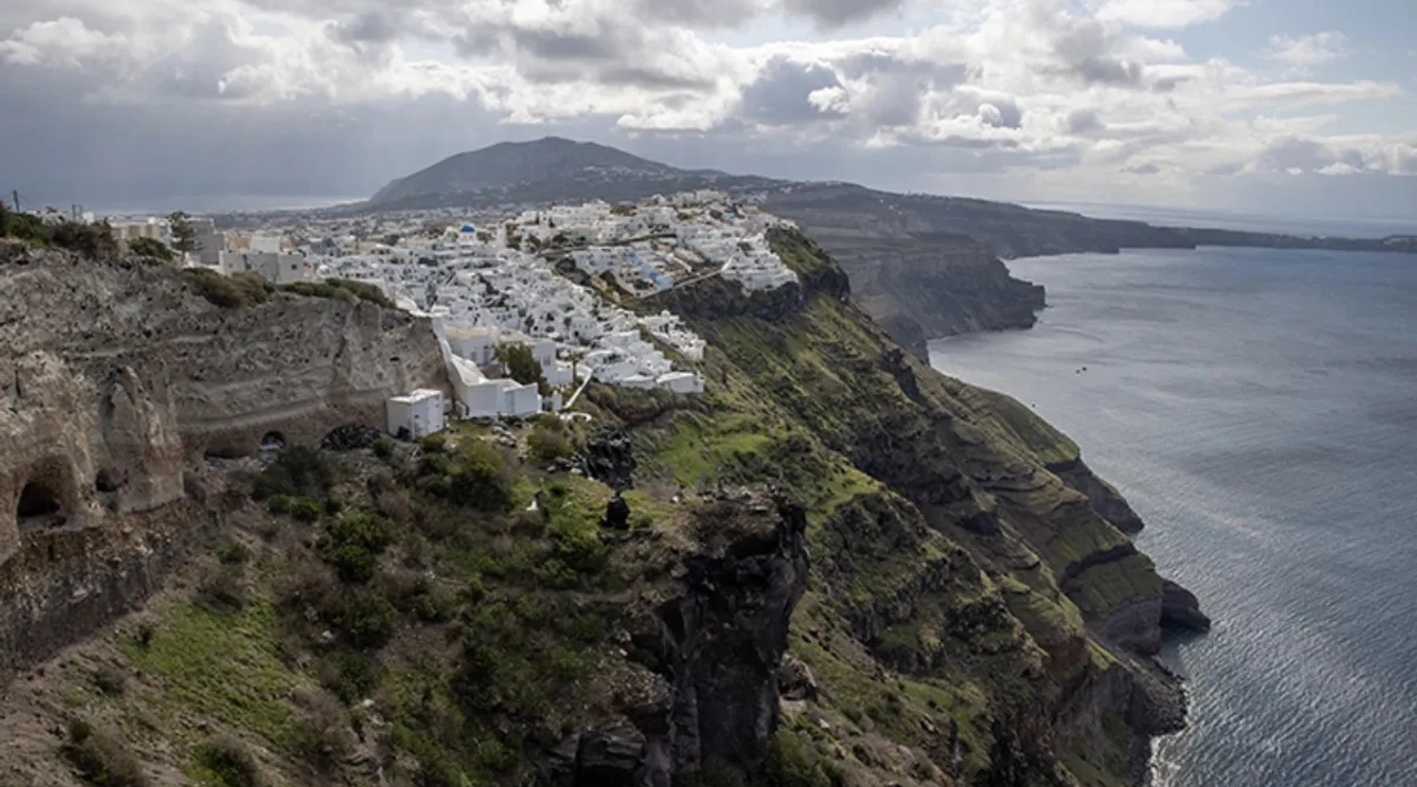 Ege Denizi Beşik Gibi Sallanıyor: Santorini Adası 6 Cm İlerledi, 4 Cm Yükseldi!