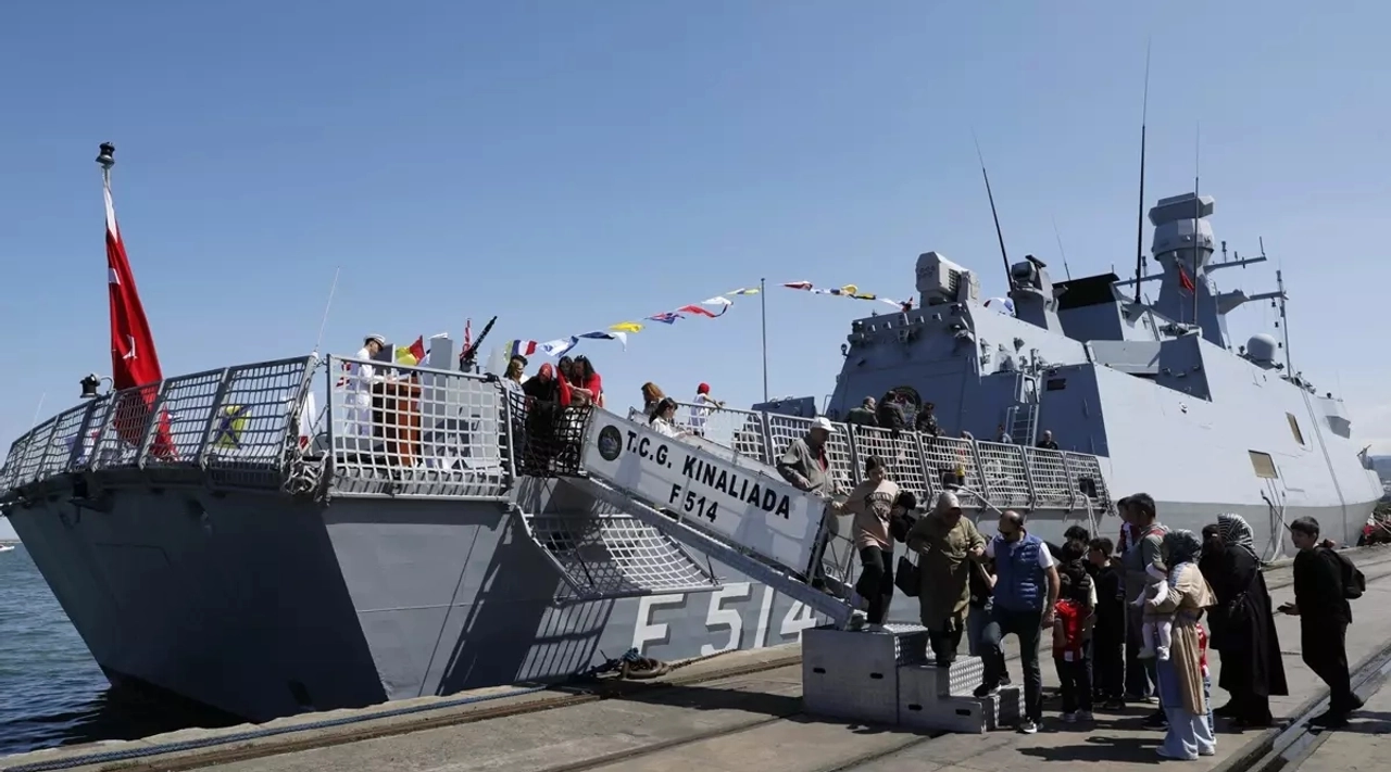 TCG Kınalıada Samsun'da, TCG Gökçeada Muğla'da Ziyarete Açıldı