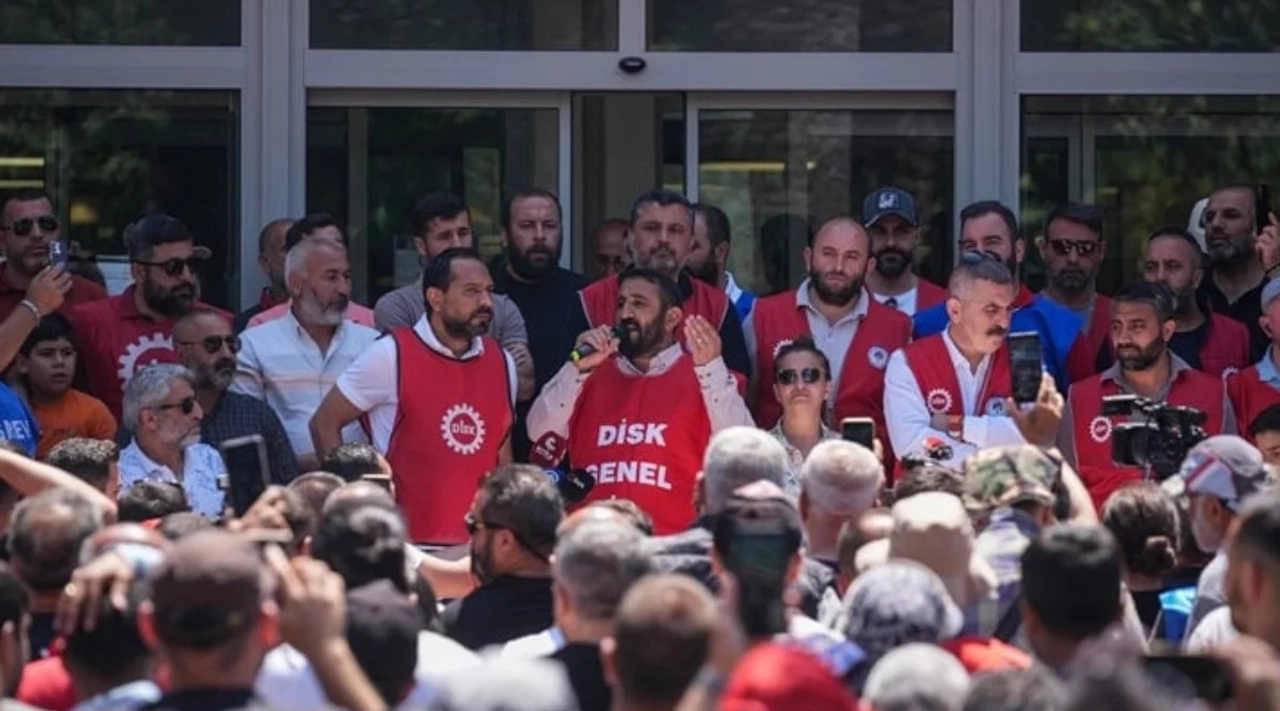 Cemil Tugay'ın Teklifi Kabul Edildi: İzmir'de Grev Sona Erdi
