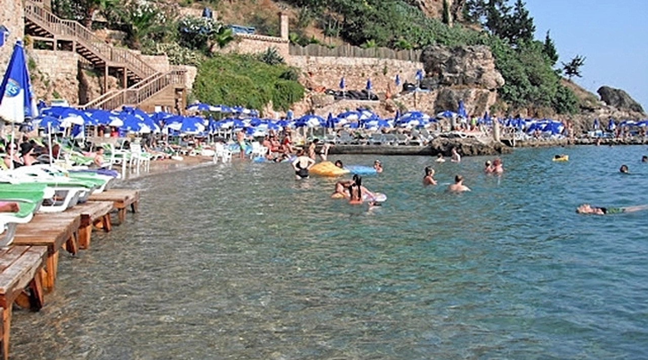 Antalya Mermerli Plajı'nda Şezlong Ücreti Gündem Oldu