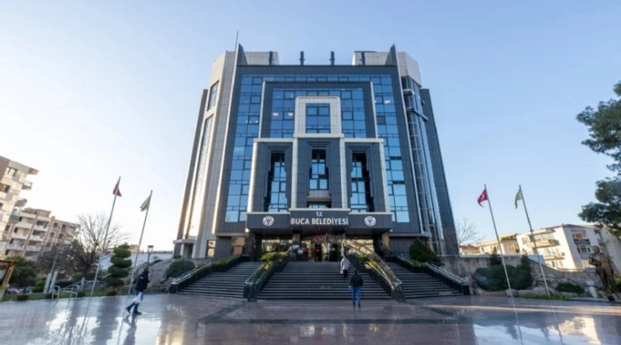 İzmir Buca Belediyesi'nde Çöp Krizi: Grev Yapan İşçiler SMS ile İşten Atıldı!