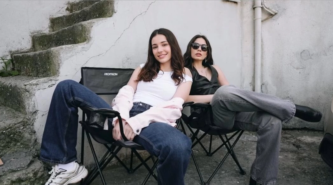 Eşref Rüya'nın Kız Kardeşlerinin Arasından Su Sızmıyor: Ebrar Karabakan'dan Demet Özdemir'e Övgüler!