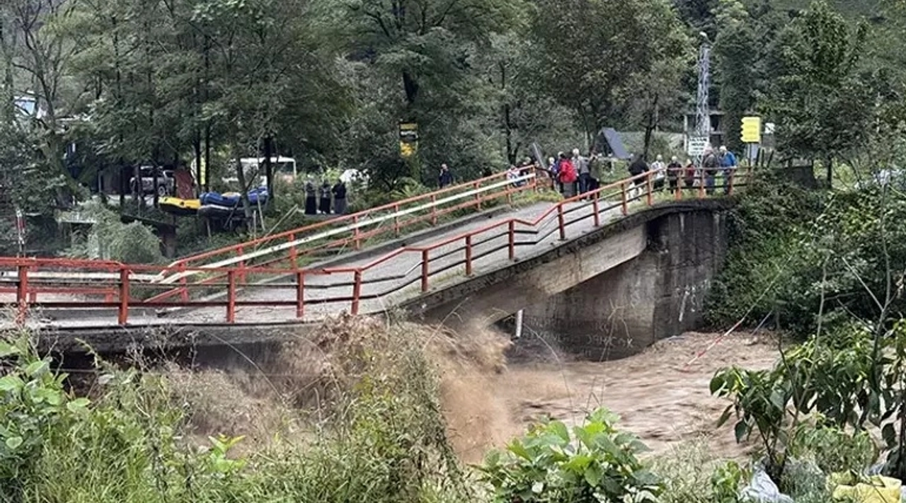 Doğu Karadeniz'de Sağanak Felakete Döndü: Rize ve Artvin'de Sel ve Heyelan!