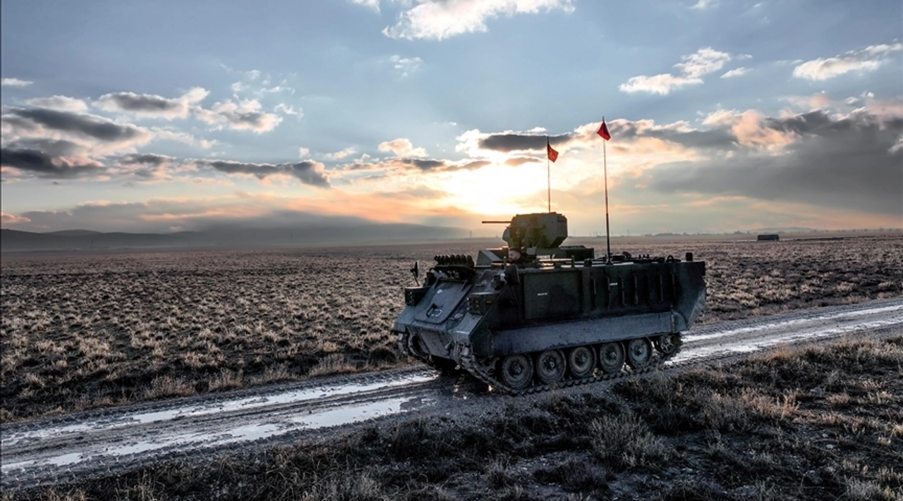 Mehmetçiğin Yeni Sessiz Gücü: Yüzde 100 Elektrikli Zırhlı Araç E-ZPT Göreve Başladı
