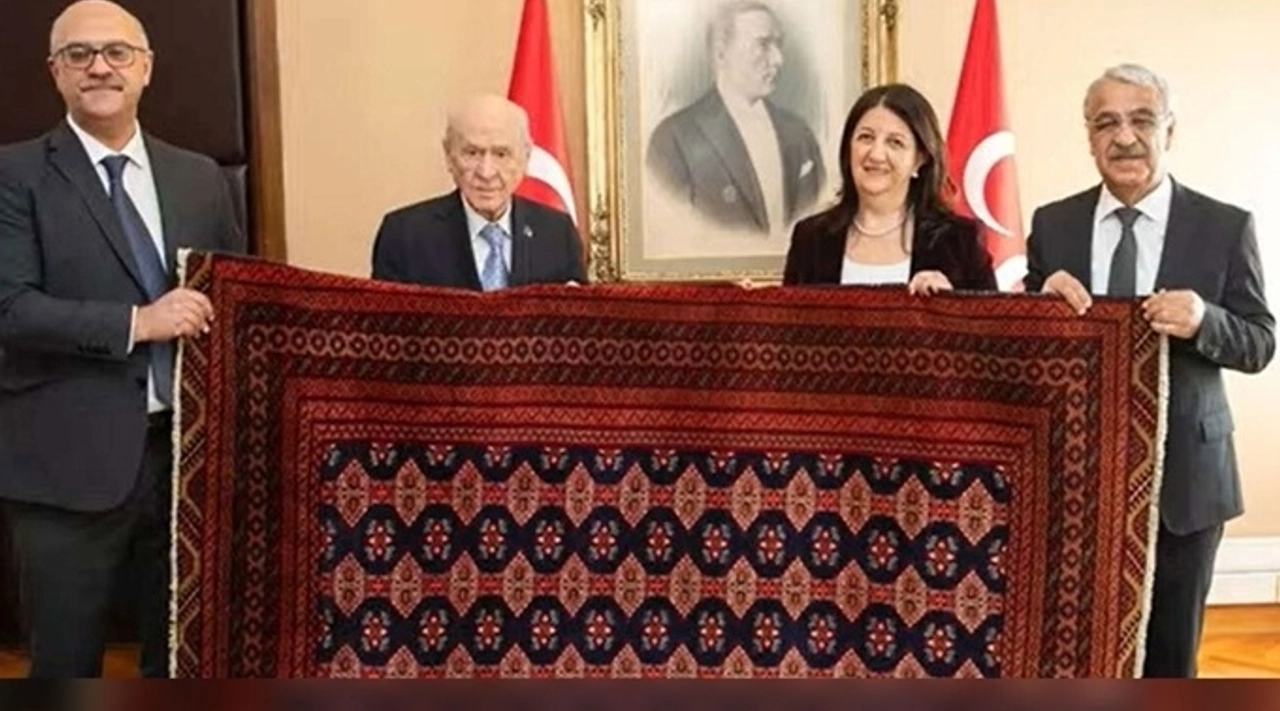 Devlet Bahçeli Kilim Olayı Nedir? Öcalan'dan Sürpriz Hediye, Bahçeli'den Net Tavır!