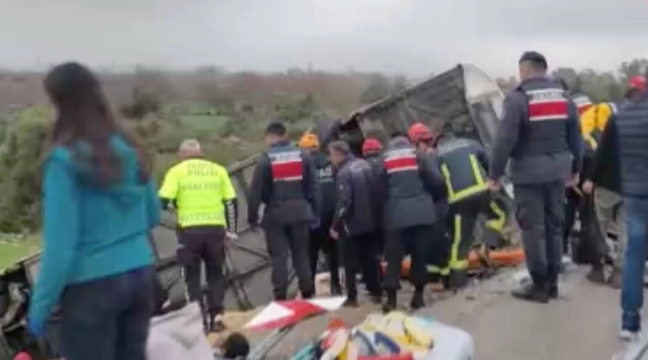 Antalya'da Yolcu Otobüsü Devrildi: 8 Ölü, 26 Yaralı