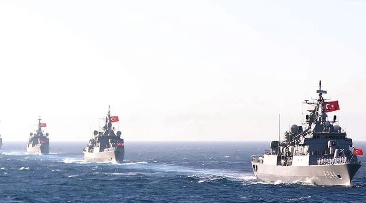 Mavi Vatan'da 23 Nisan Coşkusu: 23 Gemi 23 Limanda Vatandaşla Buluşuyor