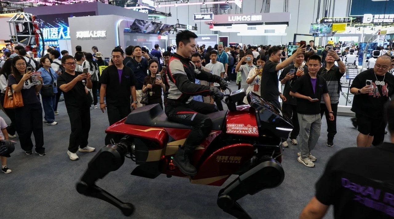 Dört ayaklı robot at Qiji X1 Dünya Robot Konferansı'nda tanıtıldı