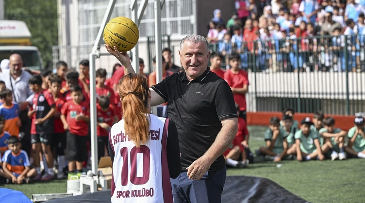 Bakan Bak, Kadın Voleybol Takımı'nın Zaferine İnanıyor