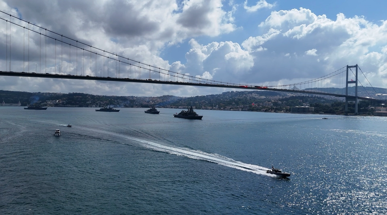 Donanma gemilerinden Boğaz’da 30 Ağustos Zafer Bayramı geçişi