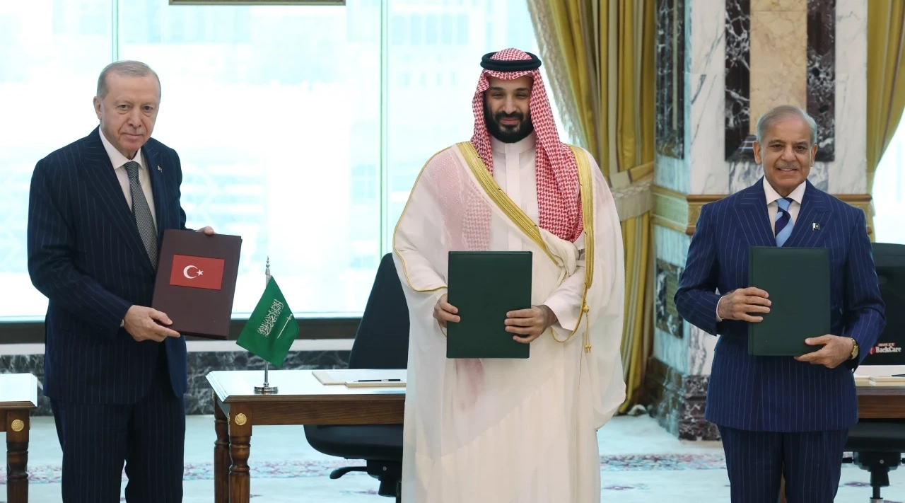 İstanbul'da kritik zirve: Türkiye, Pakistan ve Suudi Arabistan bir arada