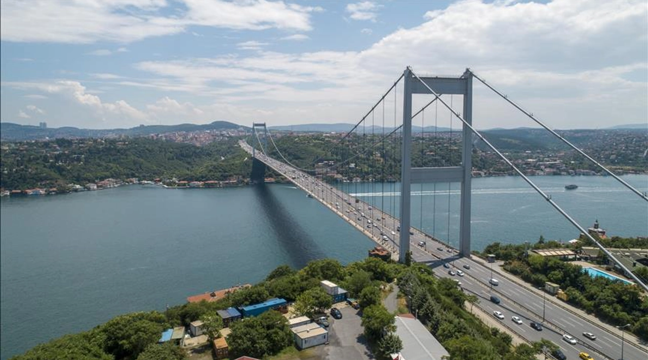 İstanbul Boğazı'nda hasarlı gemi geçişi nedeniyle trafik askıya alındı