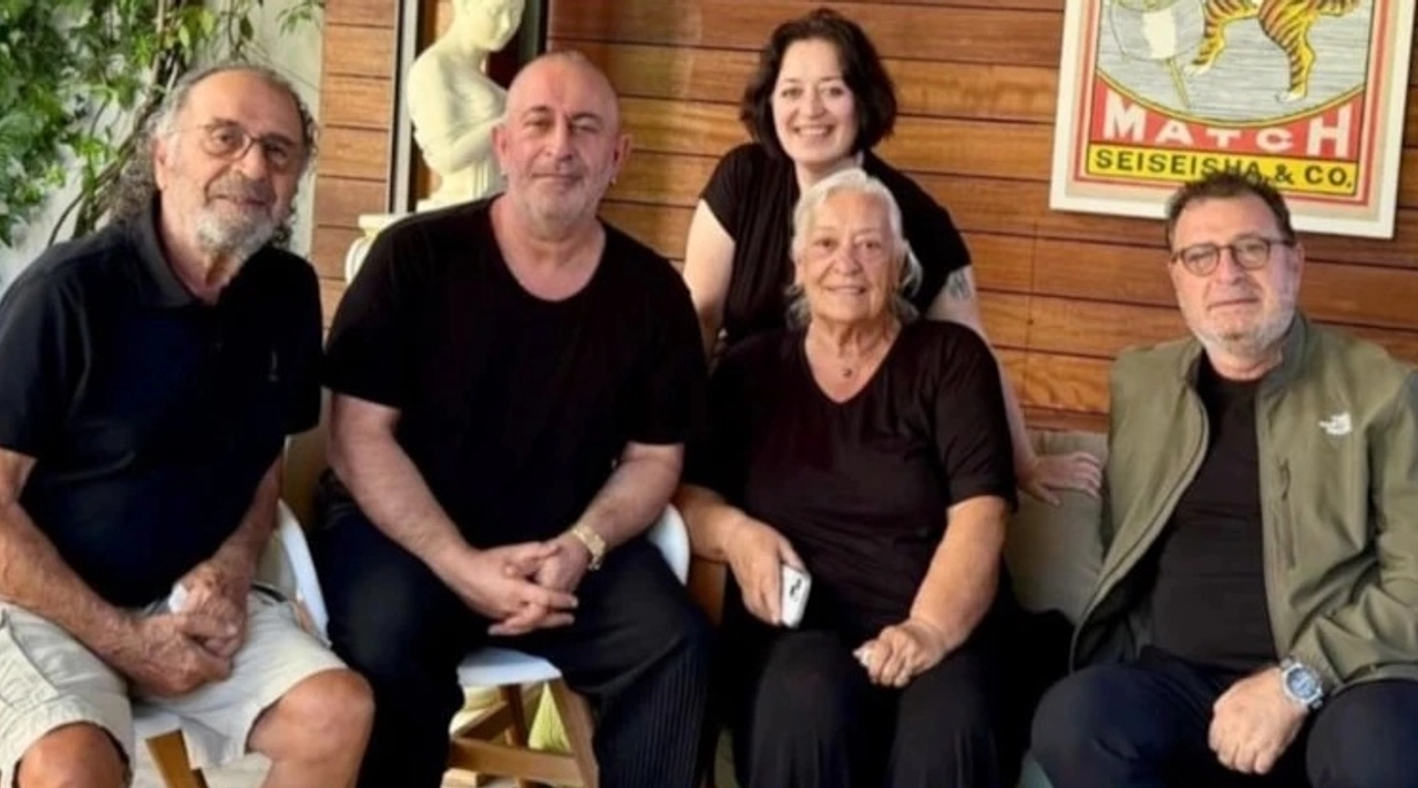 Taburcu Olan Cem Yılmaz Ailesiyle "İyiyim" Pozu Verdi