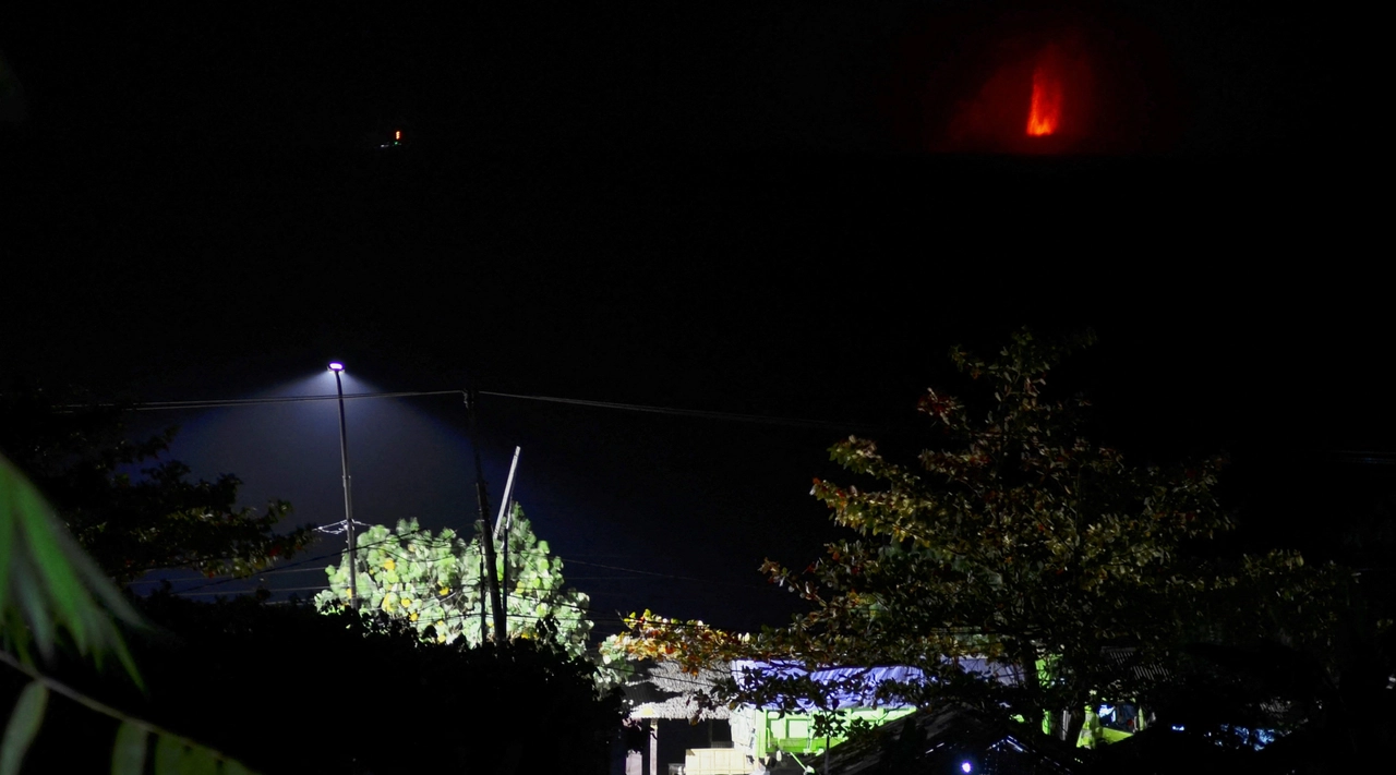 Yanardağı patladı, okullar ve havalimanı kapatıldı